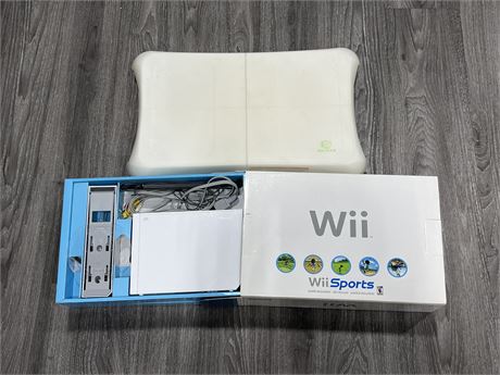 WII SPORTS - CONSOLE + GAME + BALANCE BOARD + 2 CONTROLLERS