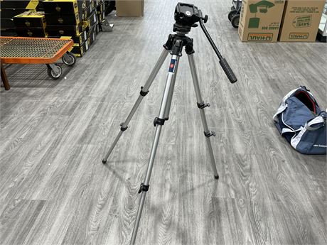 MANFROTTO PROFESSIONAL TRIPOD MADE IN ITALY EXTENDS 20” - 39”