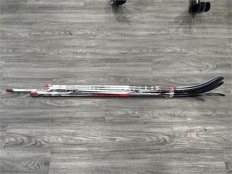 5 BRAND NEW RIGHT / LEFT HANDED JR. / YOUTH HOCKEY STICKS - SPECS IN PHOTOS