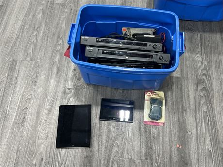 LOT OF ELECTRONICS - UNTESTED