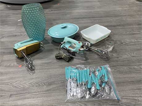LOT OF VINTAGE TURQUOISE KITCHEN WARE