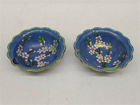 PAIR OF VINTAGE CHINESE CLOISOINNE BOWLS (5"dm)
