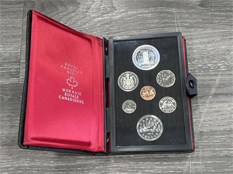 ROYAL CANADIAN MINT 1977 DOUBLE DOLLAR COIN SET (HAS SILVER CONTENT)