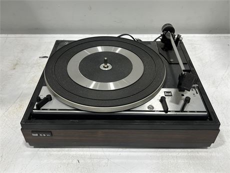 DUAL TYPE CS16 TURNTABLE - POWERS UP / SPINS