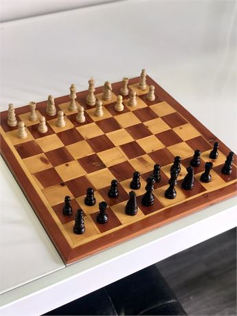 CHESS SET (wood board, plastic pieces)