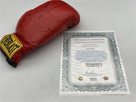 BOXING GLOVE SIGNED BY 1978 HEAVYWEIGHT CHAMPION LEON SPIKES W/COA