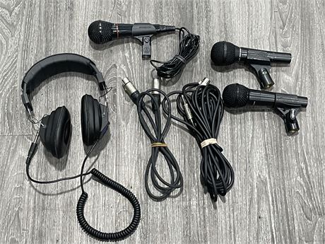 3 ASSORTED DYNAMIC MICROPHONES COMPLETE W/ HOLDERS & CABLES