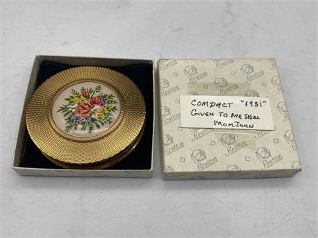 1951 STRATTON NEVER USED LADIES COMPACT IN ORIGINAL BOX
