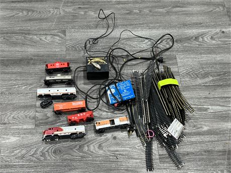 LOT OF SCALE TRAINS / ACCESSORIES