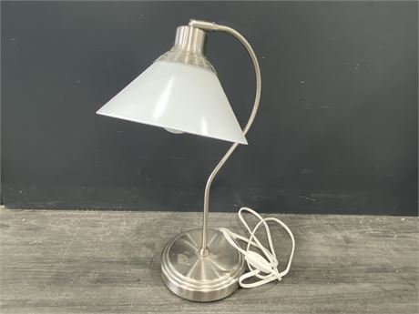 WHITE TABLE LAMP - WORKING (19” TALL)