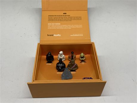 7 MINI COLLECTABLE STAR WARS FIGURES