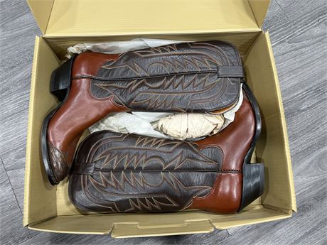 NEW OLD STOCK - SANDERS COWBOY BOOTS - SIZE 6 - HARD TO FIND