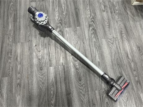 DYSON V6 STICK VACUUM - WORKS, NO CHARGER