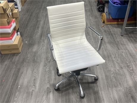 MOES FURNITURE ROLLING OFFICE CHAIR