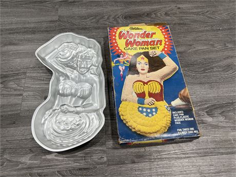 VINTAGE 1970’s WONDER WOMAN CAKE PAN W/ ORIGINAL BOX - 17”