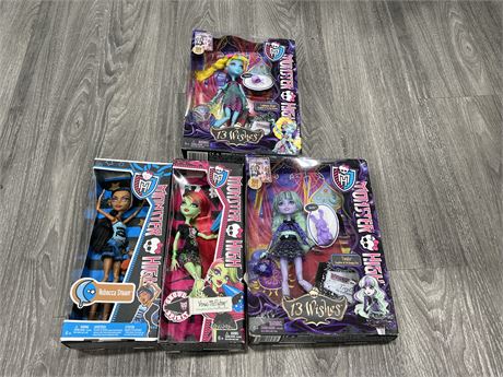 4 MONSTER HIGH FIGURES IN BOX