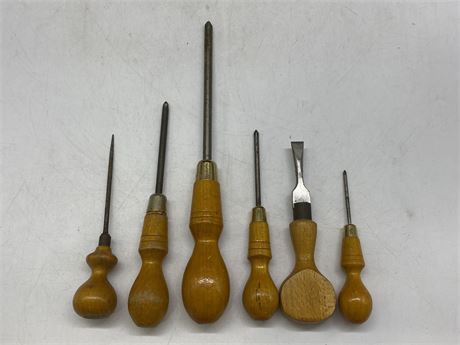 LOT OF ANTIQUE WOOD HANDLE SCREW DRIVERS