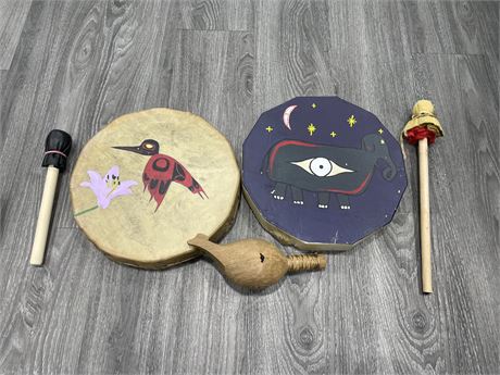 2 PAINTED NATIVE DRUMS WITH STICKS & CARVED MARACA