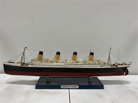 HMS TITANIC OCEAN LINER SHIP MODEL (32”)