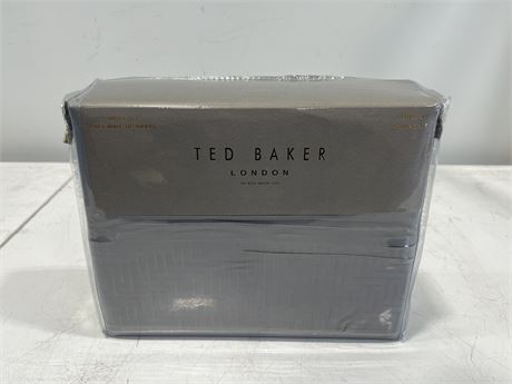 (NEW) TED BAKER QUEEN SHEET SET - RETAIL $170
