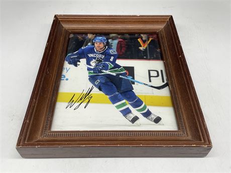 SIGNED WILLIE MITCHELL #8 PHOTO - CANUCKS 2009/2010 (12”x10”)