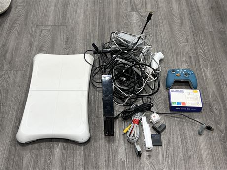 NINTENDO WII W/ACCESSORIES, 3RD PARTY SWITCH CONTROLLER & MINI GAME BOX