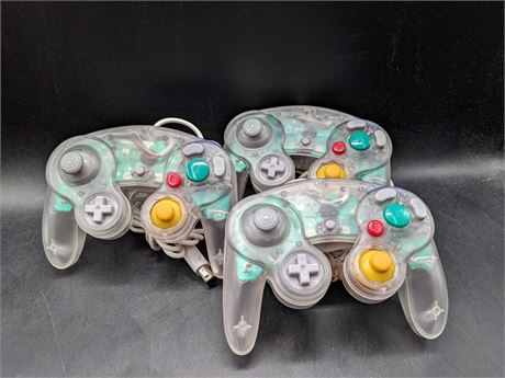 GAMECUBE CONTROLLERS - VERY GOOD CONDITION