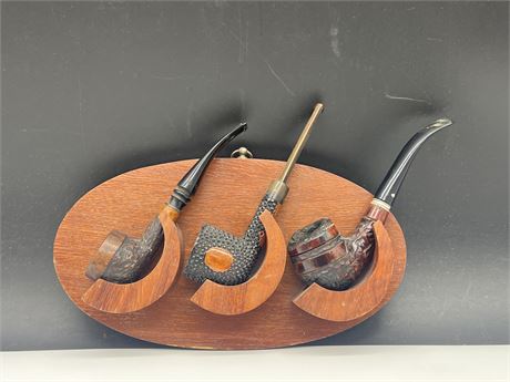 3 VINTAGE TOBACCO PIPES ON STAND