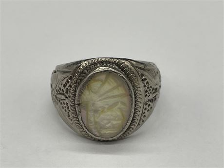 UNMARKED STERLING MOTHER OF PEARL RING SIZE 10