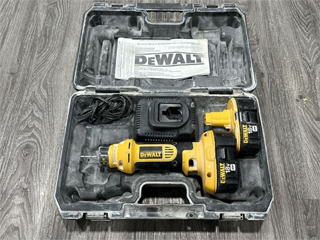 DEWALT CORDLESS CUT OUT TOOL W/BATTERIES & CHARGER - WORKS