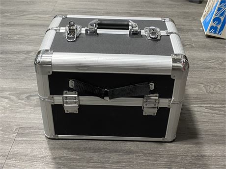 NEW LOCKING FOLDOUT MAKEUP CHEST WITH KEYS