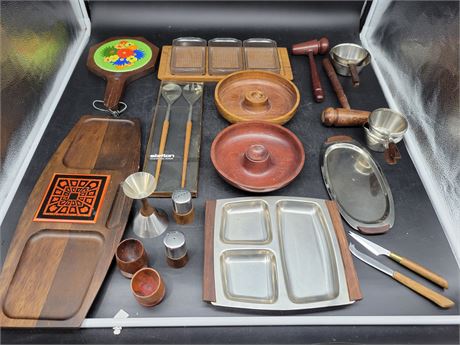LOTS OF MISC. WOODEN TRAY &METAL TRAY