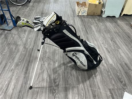 RIGHT HAND GOLF SET W/ MIZUNO IRONS - TAYLOR MADE BAG & OTHERS