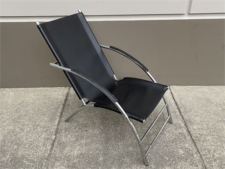 CONTEMPORARY LEATHER LOUNGE CHAIR