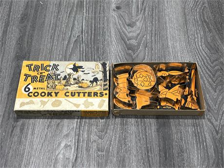 VINTAGE HALLOWEEN COOKIE CUTTERS W/ ORIGINAL BOX
