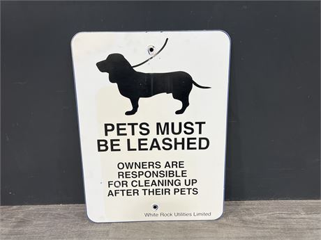 WHITE ROCK MUNICIPALITY “PETS MUST BE LEASHED” METAL STREET SIGN -