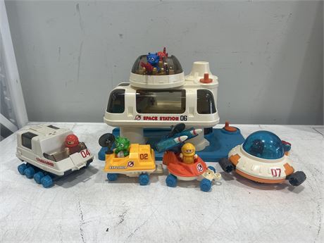 VINTAGE PLAY MOBIL SPACE STATION W/EXTRAS