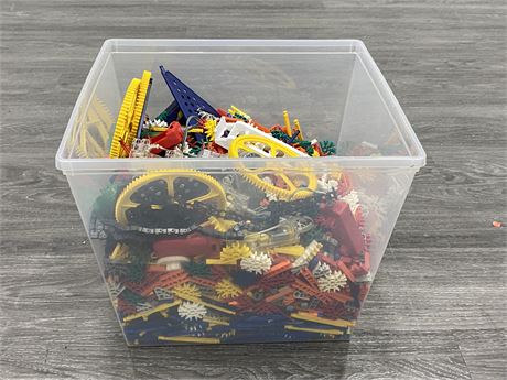 LARGE CONTAINER OF VINTAGE KNEX