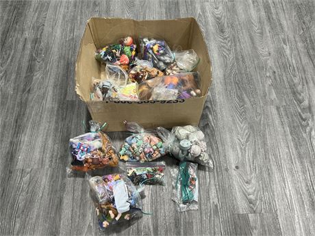 LARGE LOT OF MOSTLY VINTAGE TOYS & ECT