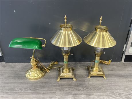 VINTAGE BANKER LAMP & 2 VINTAGE FOOTED ORIENT EXPRESS LAMPS - 18” TALL