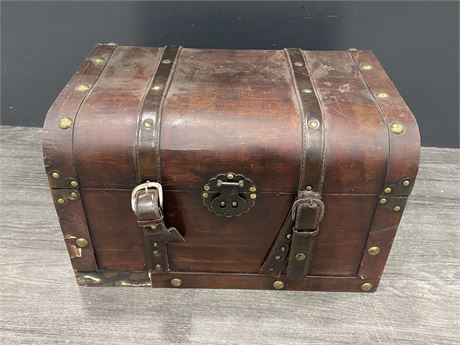 TREASURE CHEST STYLE TRUNK (20” wide)