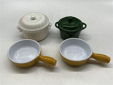 2 SMALL LIDDED POTS & 2 SMALL PORCELAIN PANS