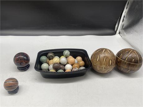 28 NATURAL STONE ROUND BALLS, 2 LARGE WITH STANDS & 2 WOODEN CARVED BALLS