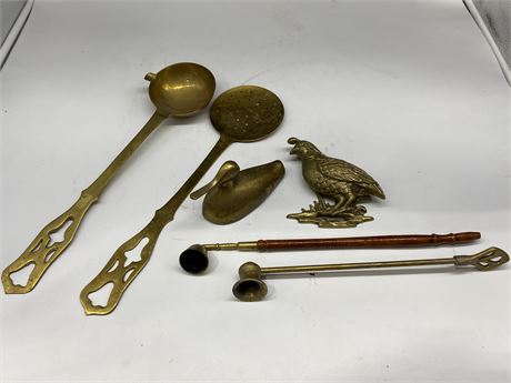 LOT OF BRASS COLLECTABLES / ANTIQUES - 1 DOOR KNOCKER