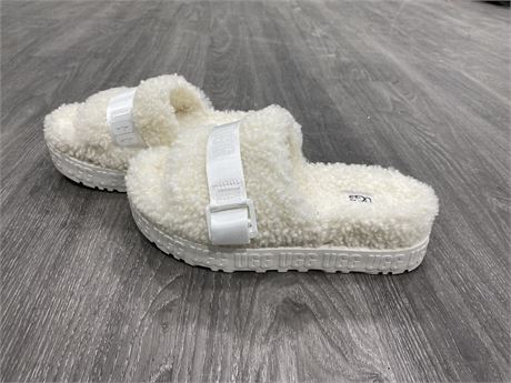 NEW UGG SLIPPERS