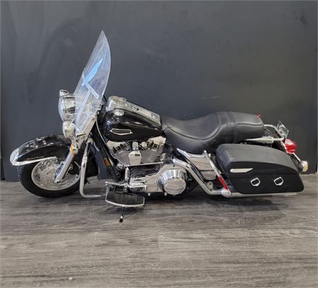 HARLEY DAVIDSON MOTORCYCLE MODEL - MISSING HANDLE BARS (21"tall - 34" length)
