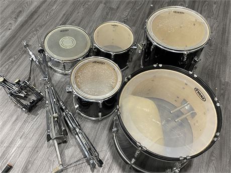 LOT OF DRUMS & ACCESSORIES