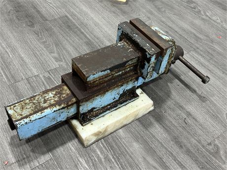 VINTAGE HEAVY DUTY VICE W/ATTACHED ANVIL (24”X7”)