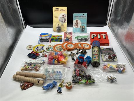 LOT OF VINTAGE COLLECTABLES / TOYS