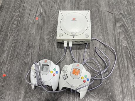 SEGA DREAMCAST WITH 2 CONTROLLERS (LIGHTS UP)